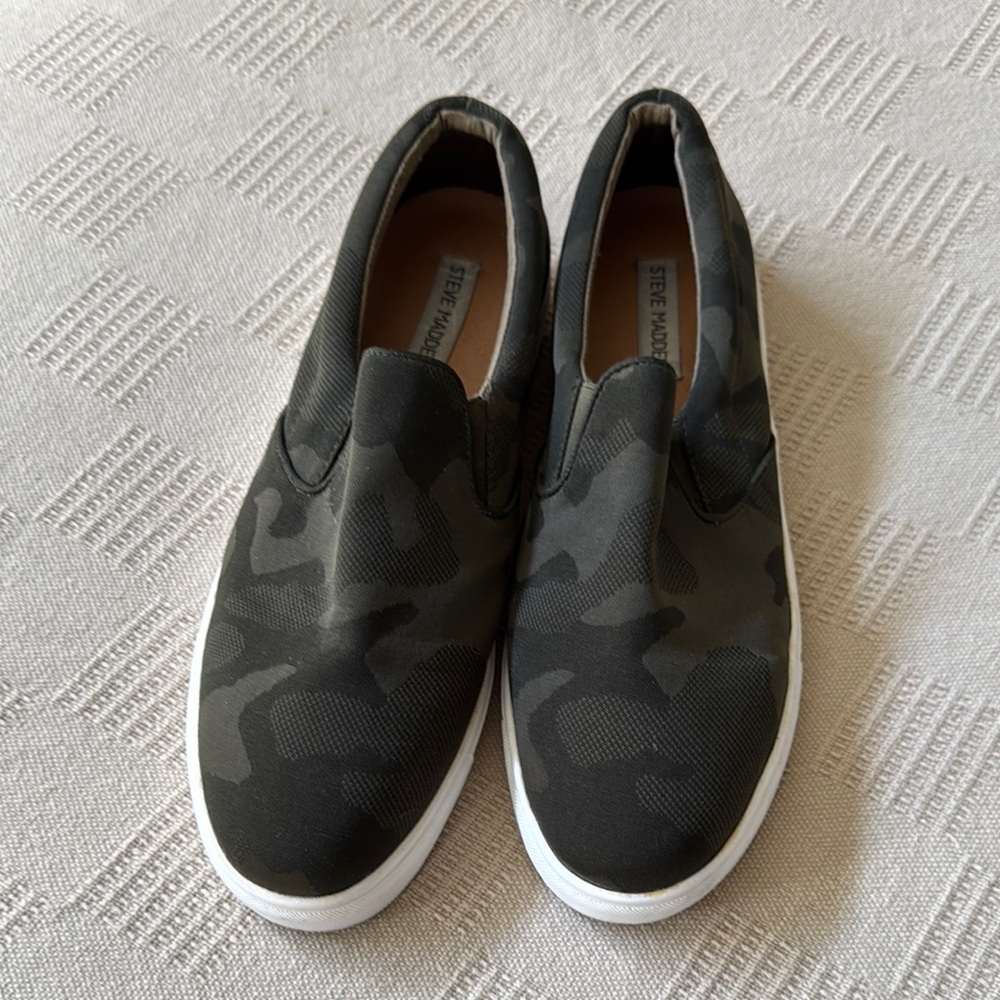 STEVE MADDEN | ECENTRIC SLIP-ON SNEAKER - CAMO, SIZE 11